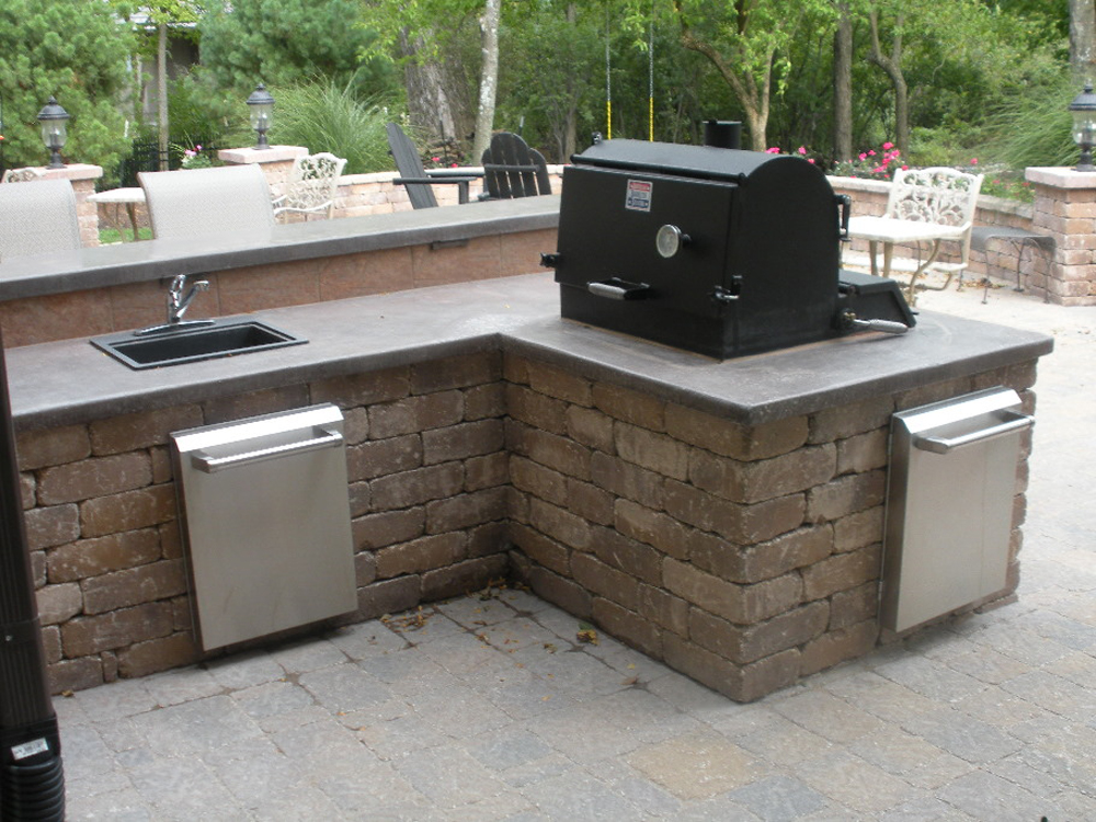 https://www.americanbarbecuesystems.com/wp-content/uploads/2021/06/Outdoor-Kitchen-2.jpeg
