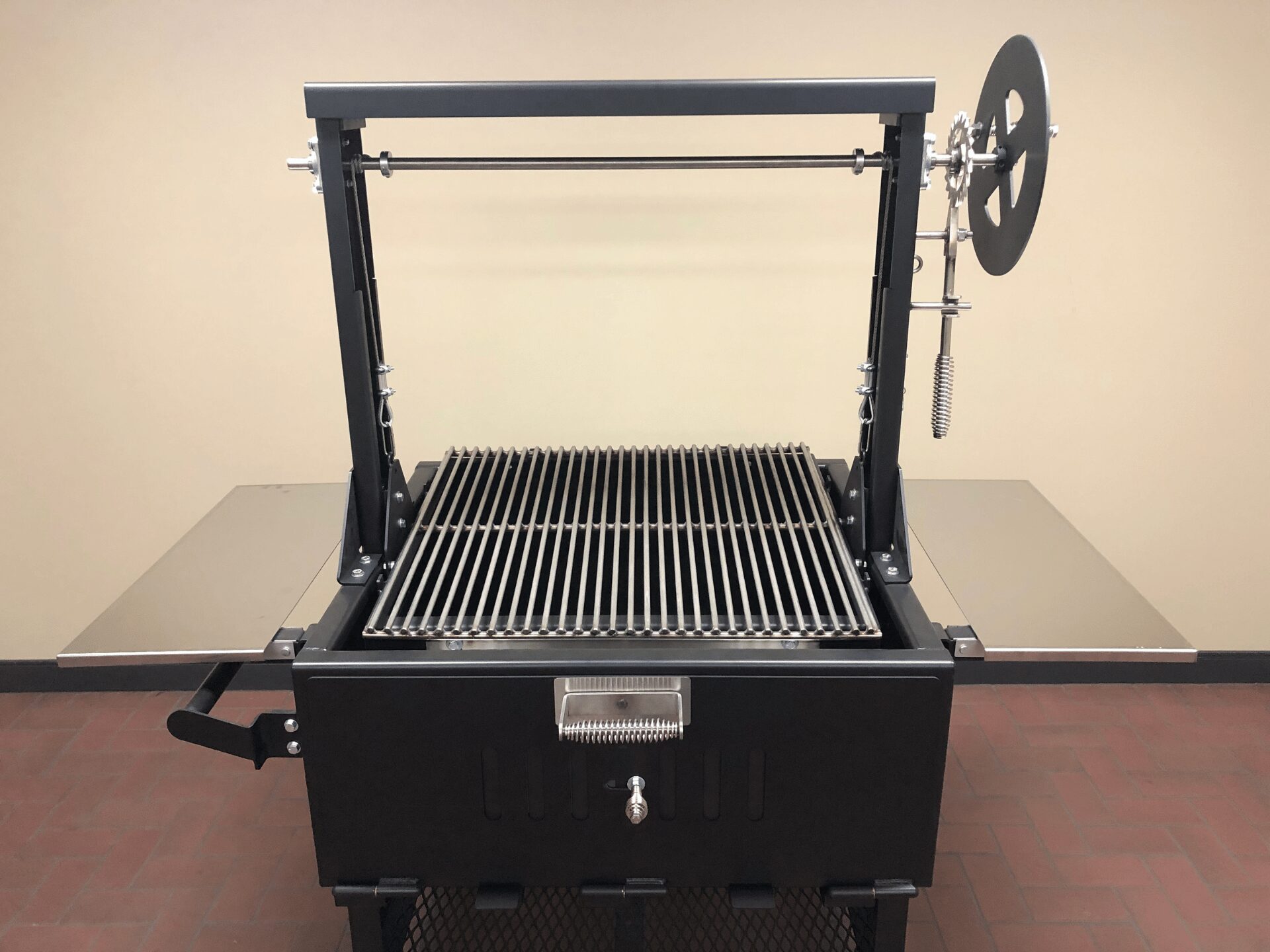 Image of the SMG 36 Santa Maria Grill with one side table elevated.