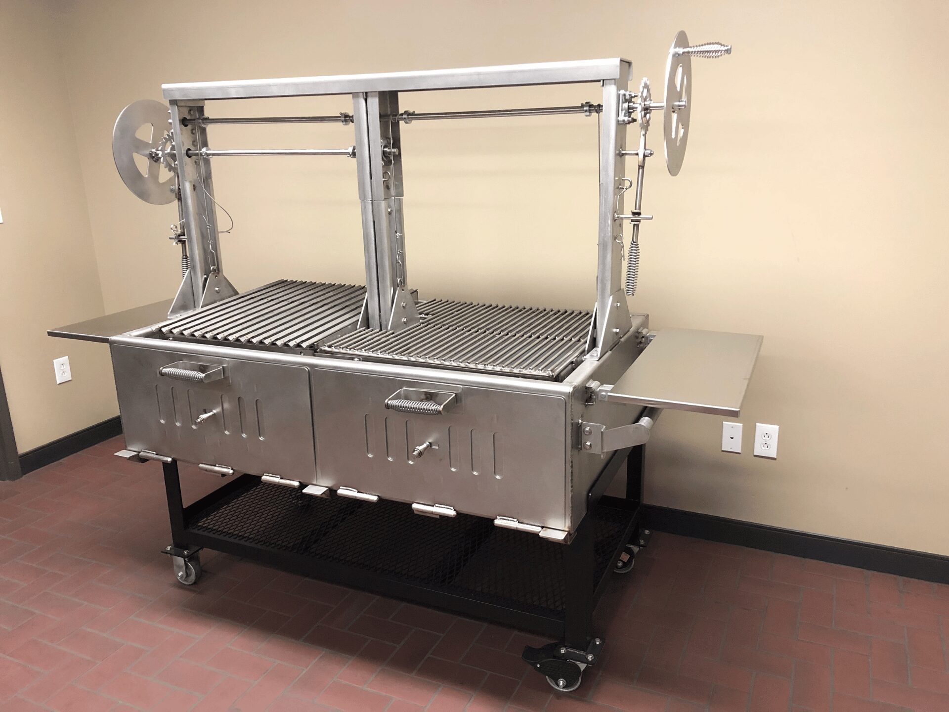Side view of the SMG 60 SS Santa Maria Grill